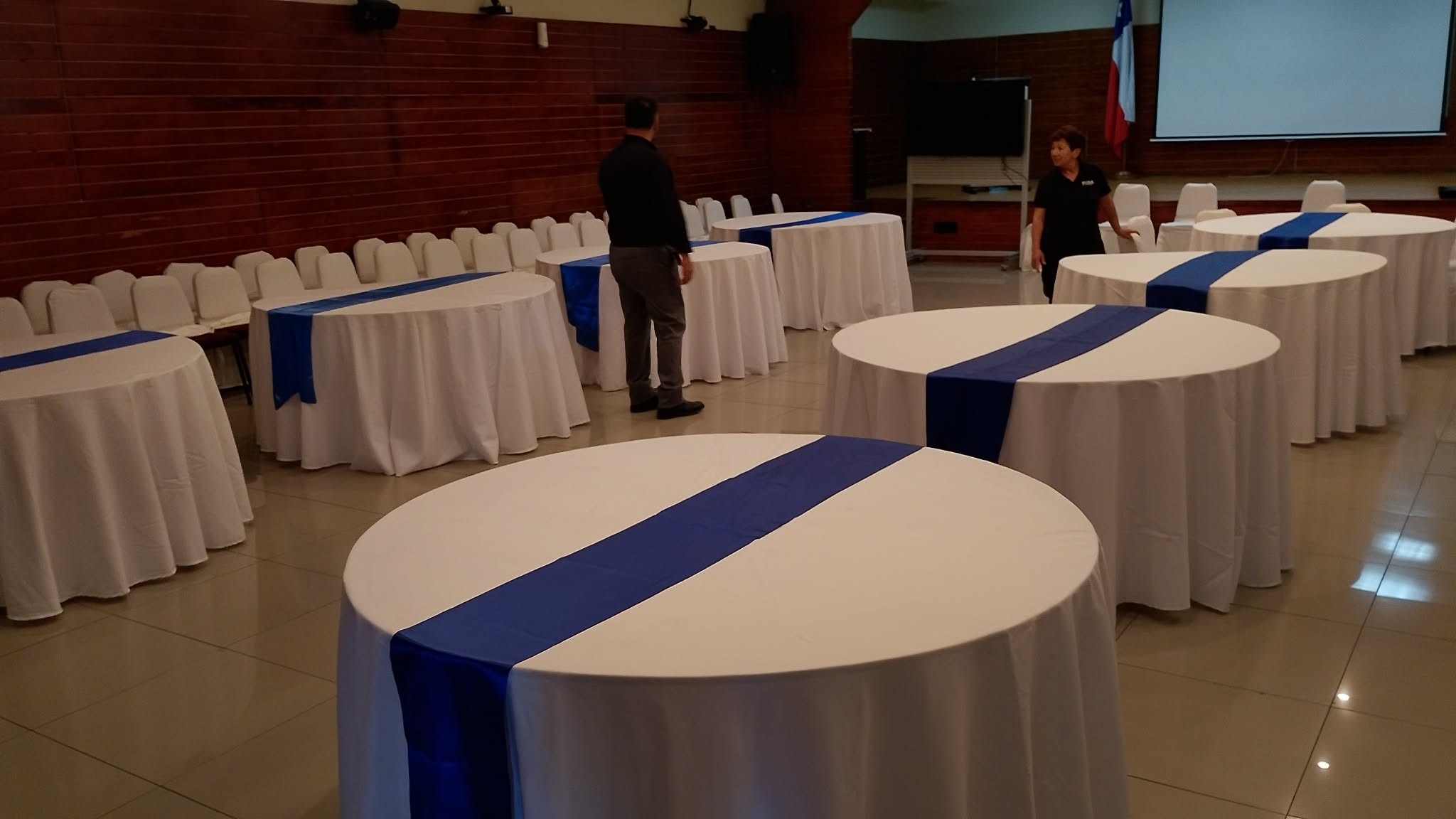 Mesa redonda montada para evento